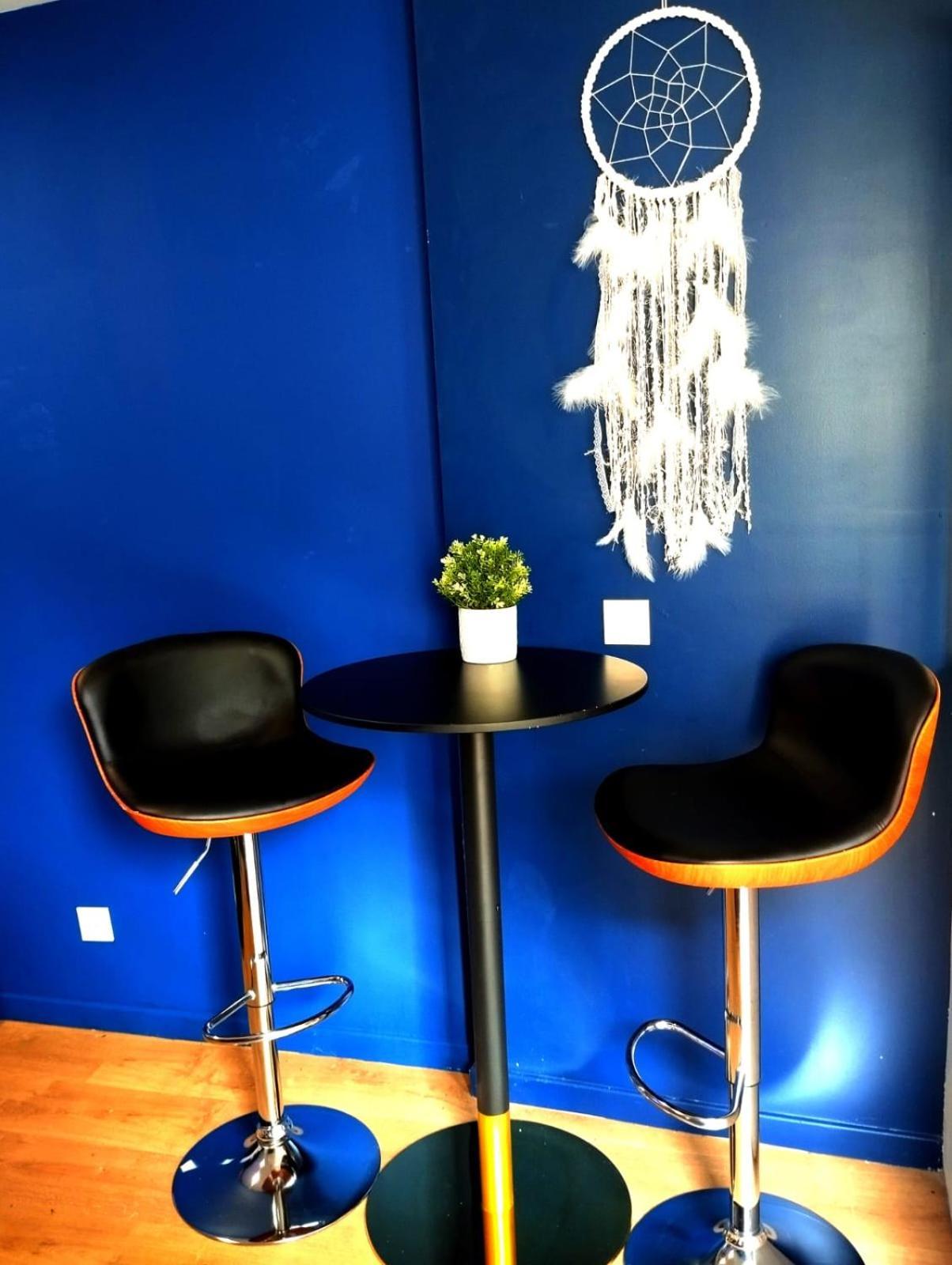 Bleu, Ideal Pour Faire Halte A 2 Min Du Centre Évreux
